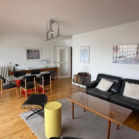 Au Design Retro Avec Ascenseur, Balcon Et Vue Panoramique