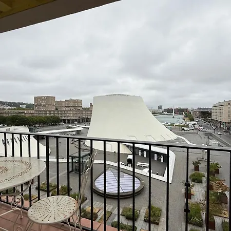 Au Design Retro Avec Ascenseur, Balcon Et Vue Panoramique