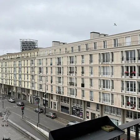 Au Design Retro Avec Ascenseur, Balcon Et Vue Panoramique